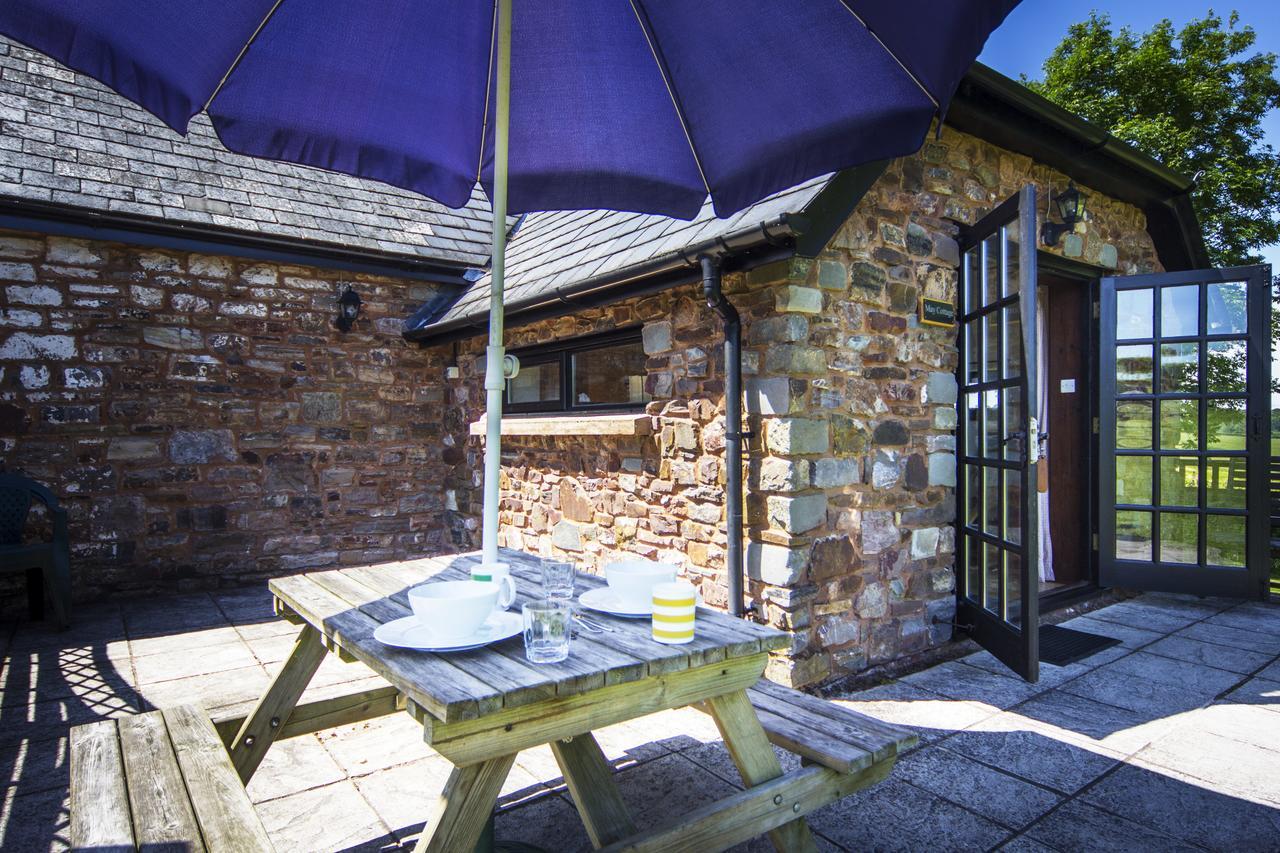 Three Gates Farm Holiday Cottages Huntsham Exteriör bild